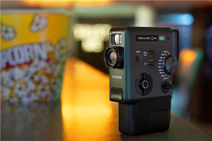 Фотокамера миттєвого друку Fujifilm Instax Mini Evo Cinema